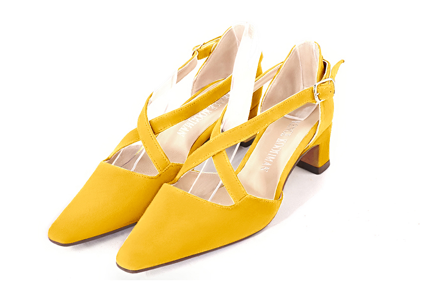 Yellow open side elegant shoes, with crossed straps. Tapered toe. Low kitten heels.